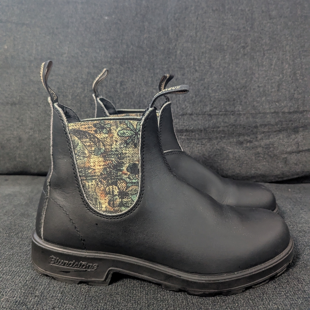 Black Blundstone Chelsea Boots